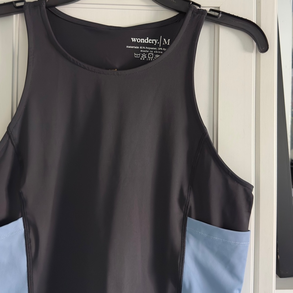 Wondery Long Day Hiking Pocket Tank Top Size Medium - Picture 2 of 6